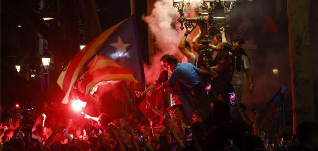 جماهير برشلونة تحتل الشوارع احتفالًا بالليجا